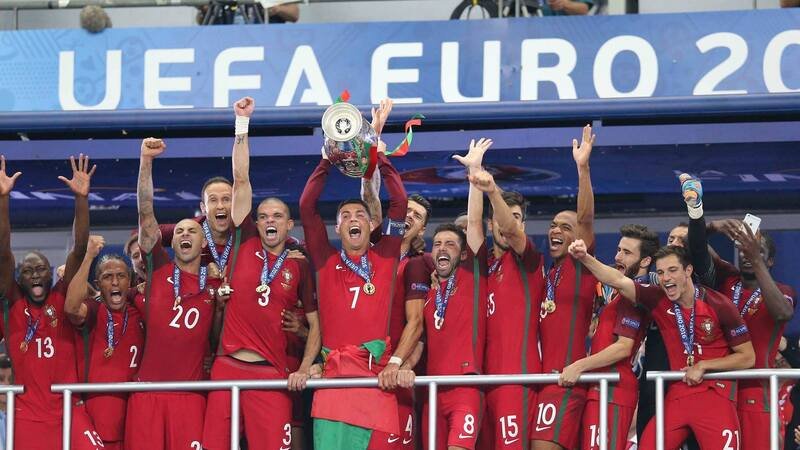 Cristiano Ronaldo festeggia la vittoria ad Euro 2016 con una Bugatti Veyron