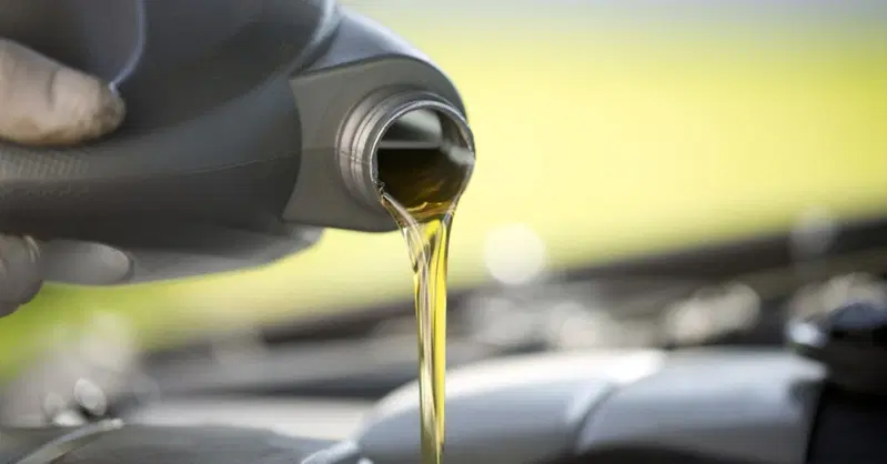 Olio sintetico, olio minerale e tutte le vie di mezzo: guida all'acquisto 