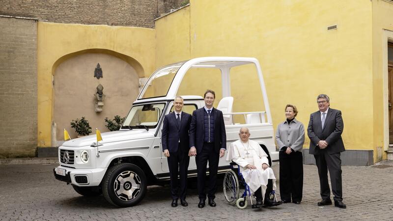 La nuova Papamobile &egrave; una Mercedes Classe G elettrica