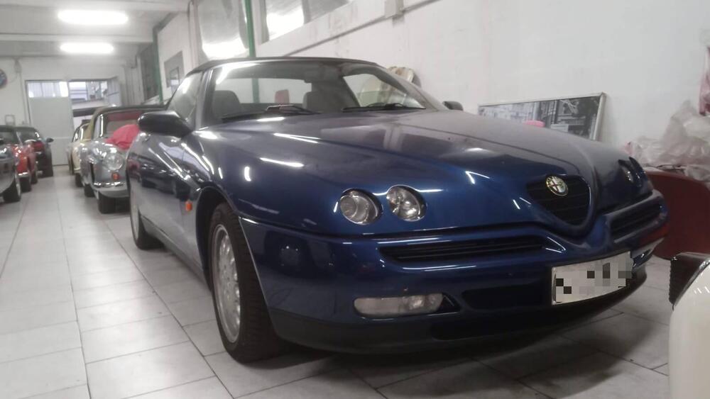 Alfa Romeo spider GTV 916 twin Spark 16 V d'epoca a Cremona (18)