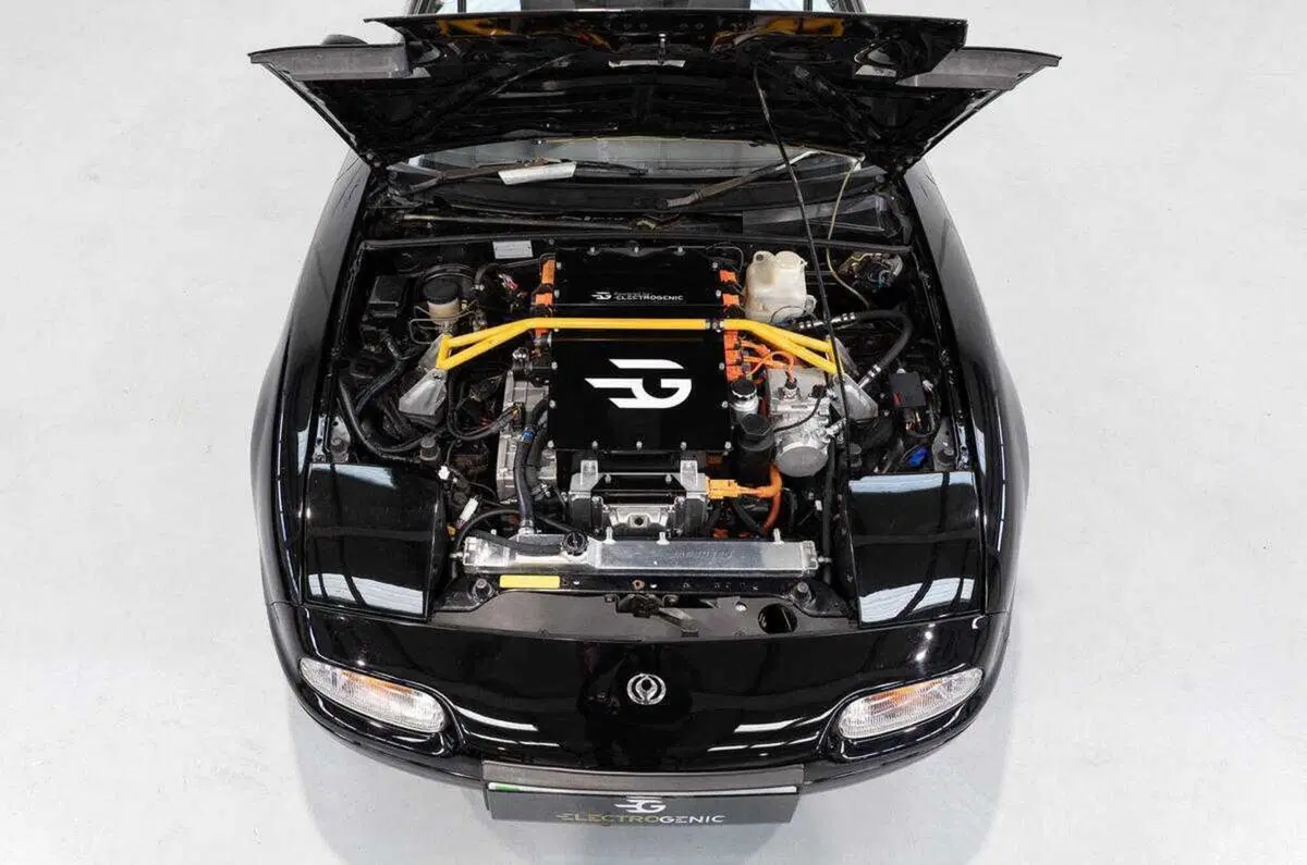 La tradizione british del tarocco elettrico: Mini, De Lorean e ora anche Mazda MX-5 (3)