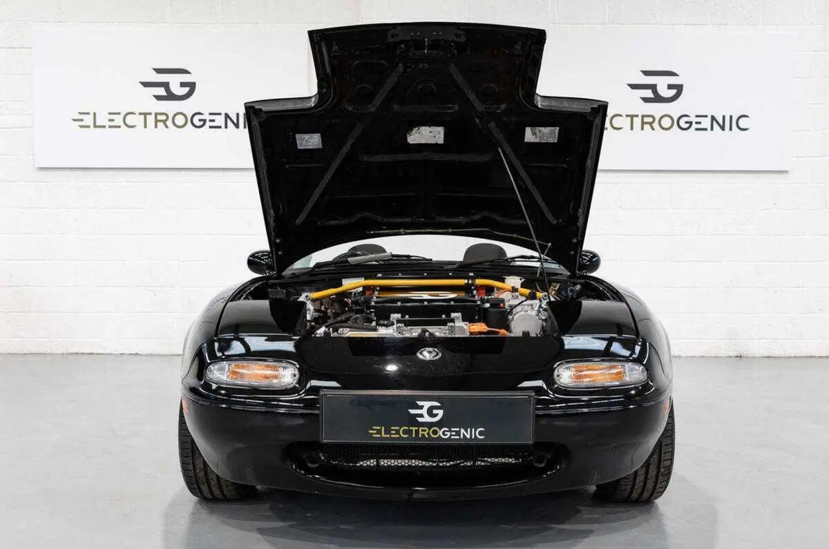 La tradizione british del tarocco elettrico: Mini, De Lorean e ora anche Mazda MX-5 (4)