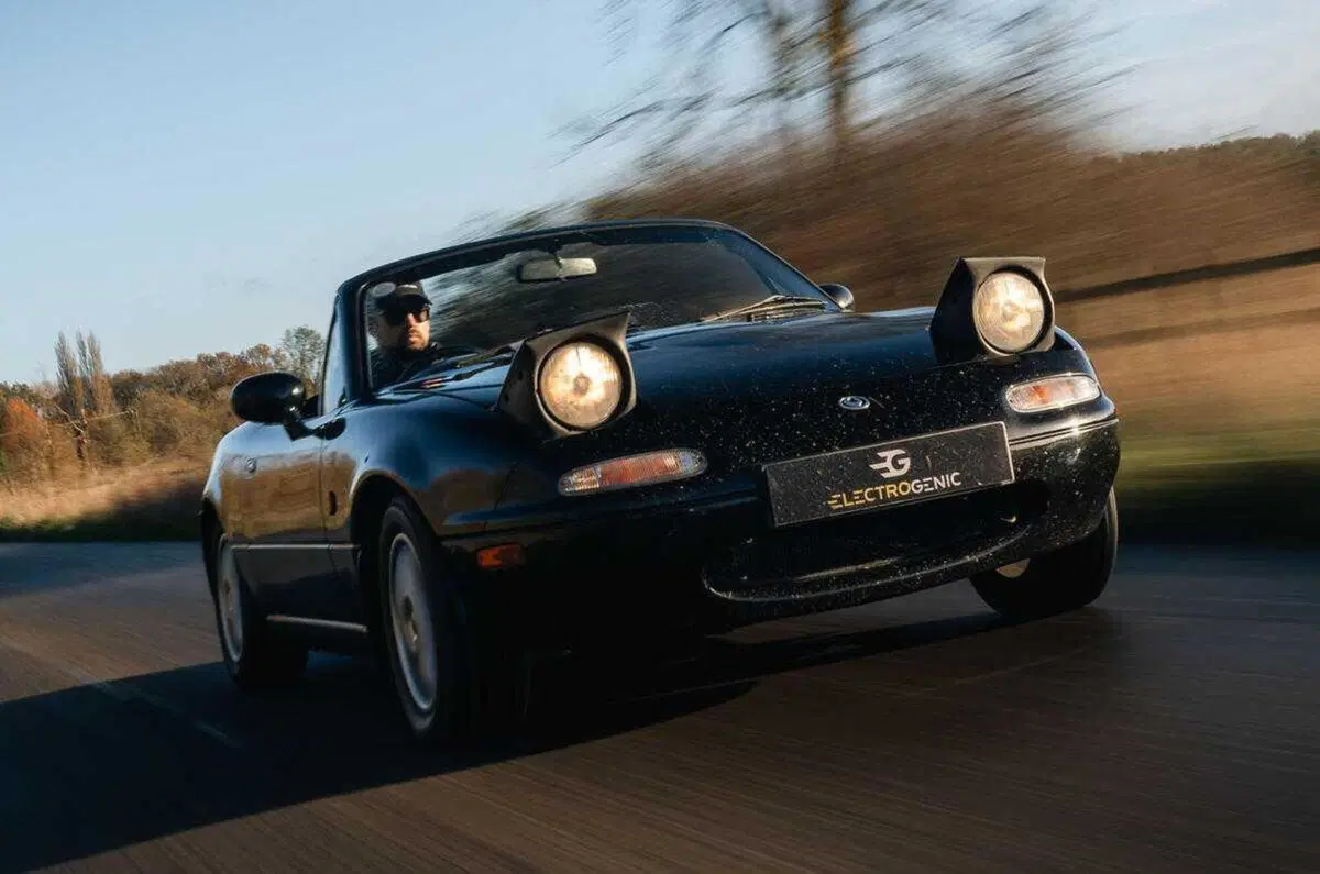 La tradizione british del tarocco elettrico: Mini, De Lorean e ora anche Mazda MX-5 (5)