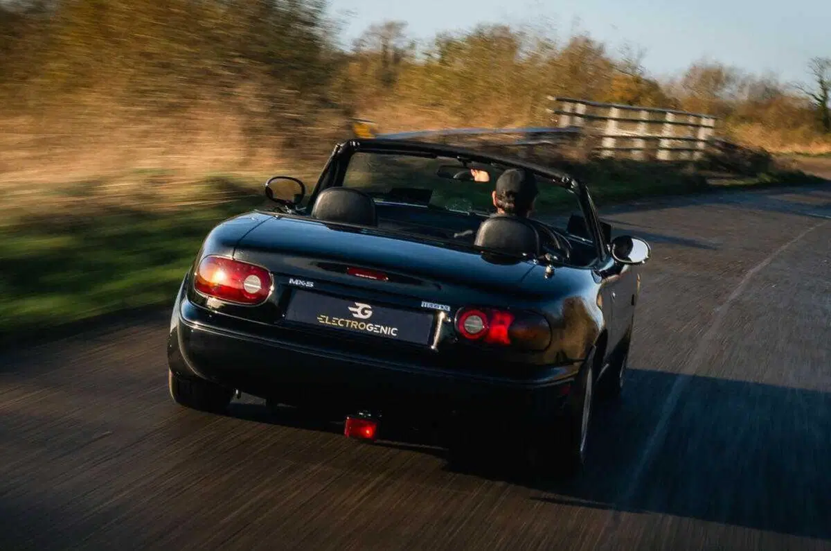 La tradizione british del tarocco elettrico: Mini, De Lorean e ora anche Mazda MX-5 (6)