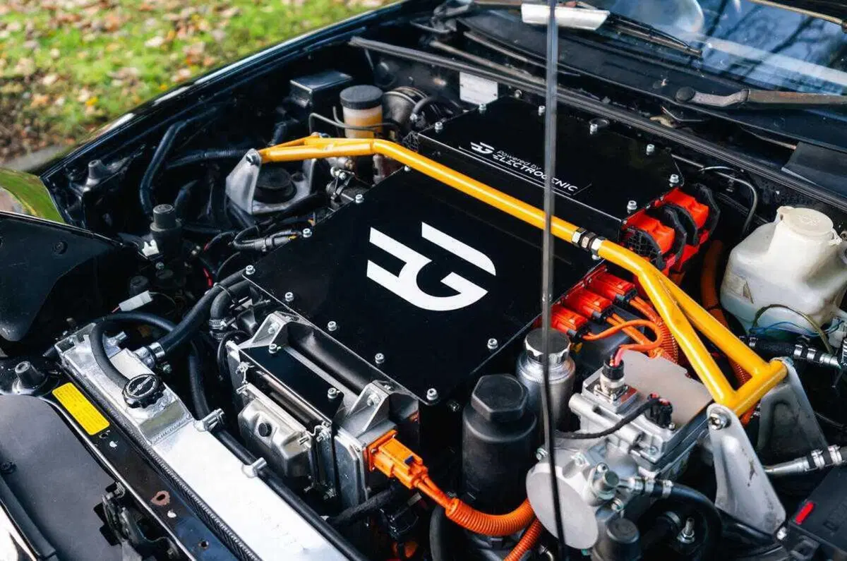 La tradizione british del tarocco elettrico: Mini, De Lorean e ora anche Mazda MX-5 (7)