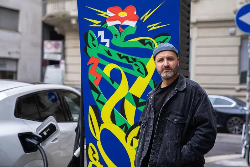 L'opera di Alberto Casagrande sulle colonnine Plenitude On The Road