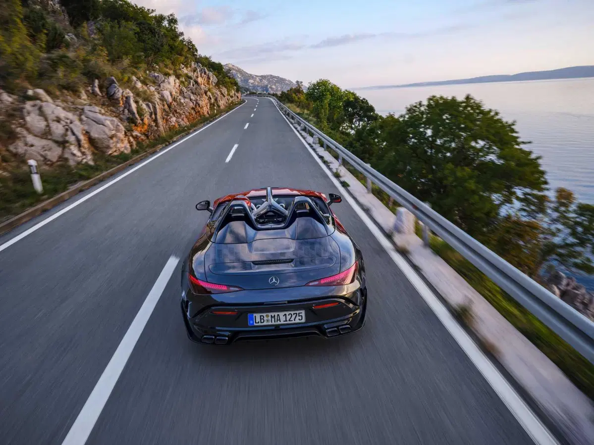 Per guidare questa Mercedes ci vuole il casco: arriva la Purespeed (7)