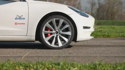 Michelin e Brembo, la nuova alleanza per auto pi&ugrave; sicure combinando tecnologie freni e pneumatici
