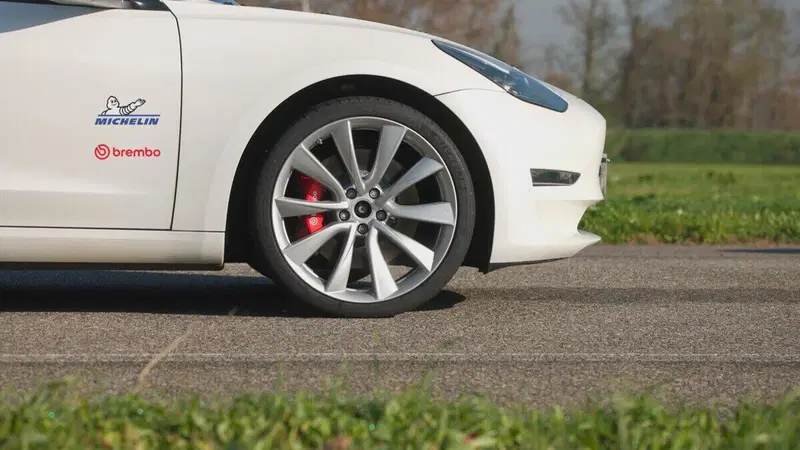 Michelin e Brembo, la nuova alleanza per auto pi&ugrave; sicure combinando tecnologie freni e pneumatici