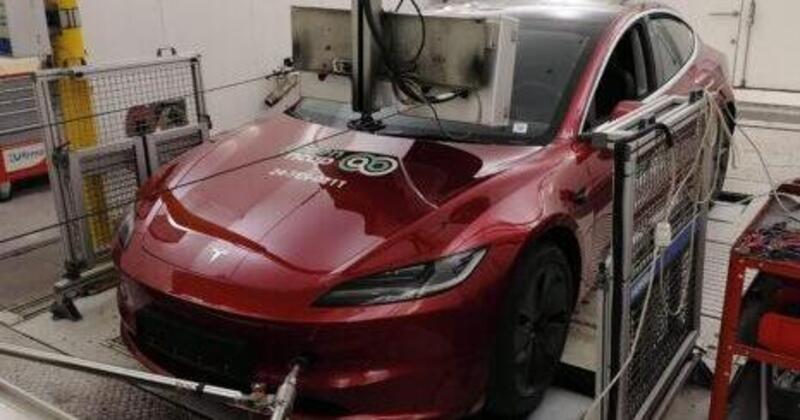 Tesla a cinque stelle, non solo in sicurezza