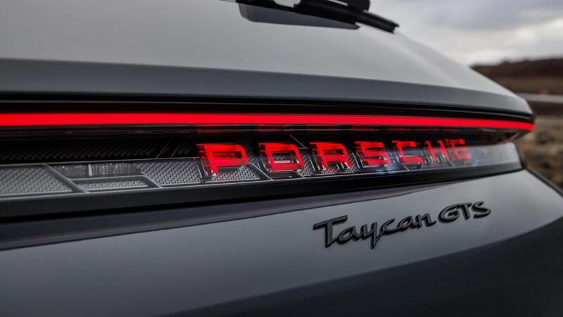 Porsche: gli affari vanno male, colpa delle auto elettriche 