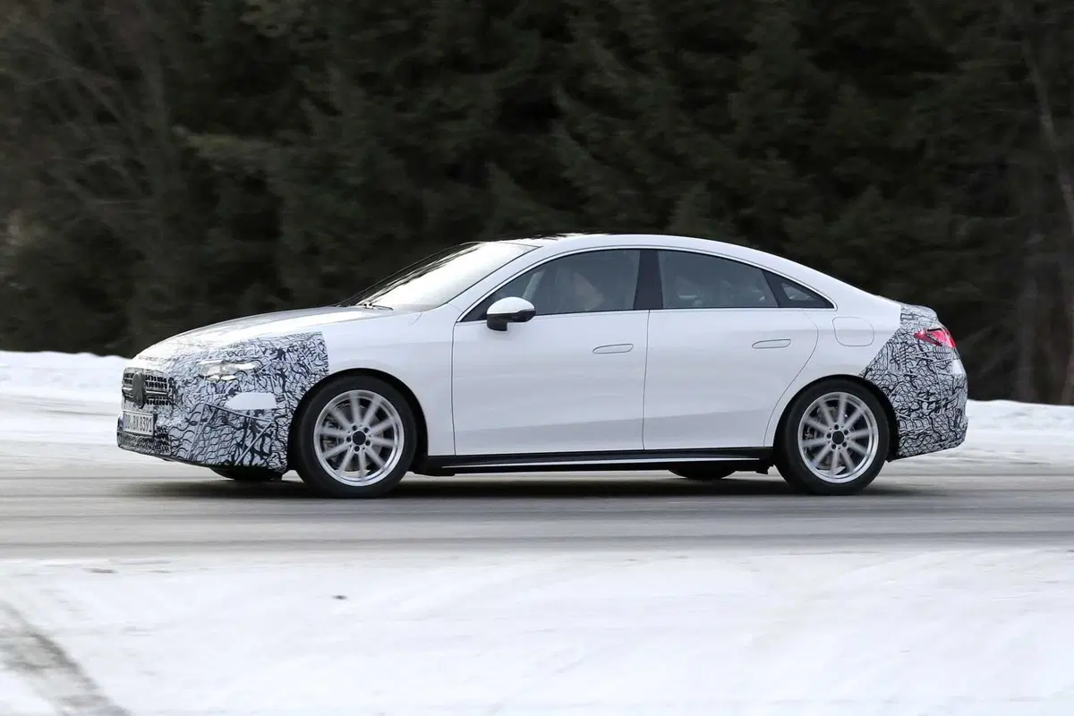 Nuova Mercedes CLA: l’innovazione modulare tra ibrido ed elettrico [Foto Spia] (8)