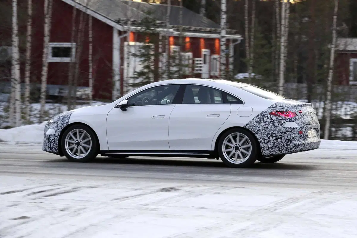 Nuova Mercedes CLA: l’innovazione modulare tra ibrido ed elettrico [Foto Spia] (10)