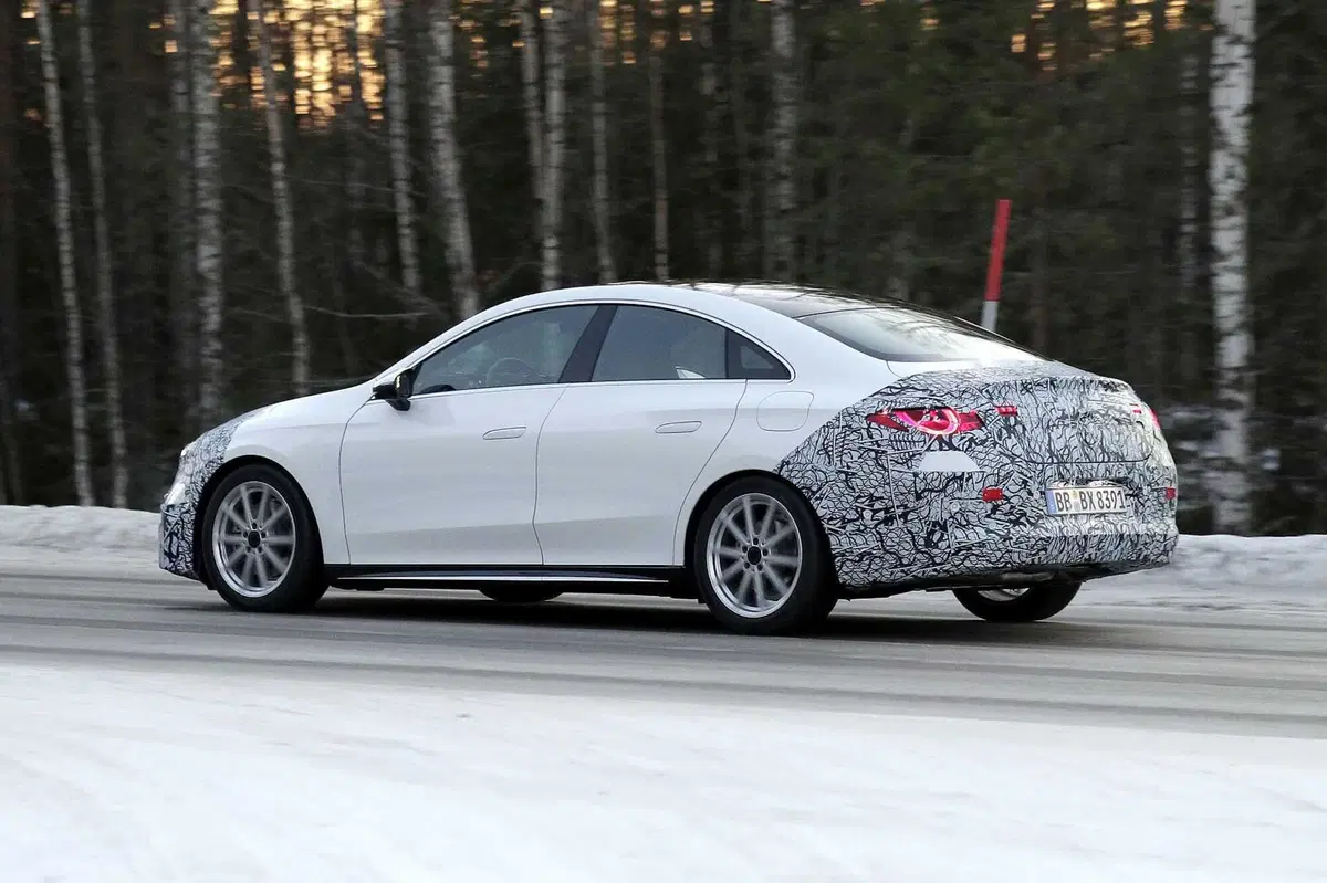 Nuova Mercedes CLA: l’innovazione modulare tra ibrido ed elettrico [Foto Spia] (11)