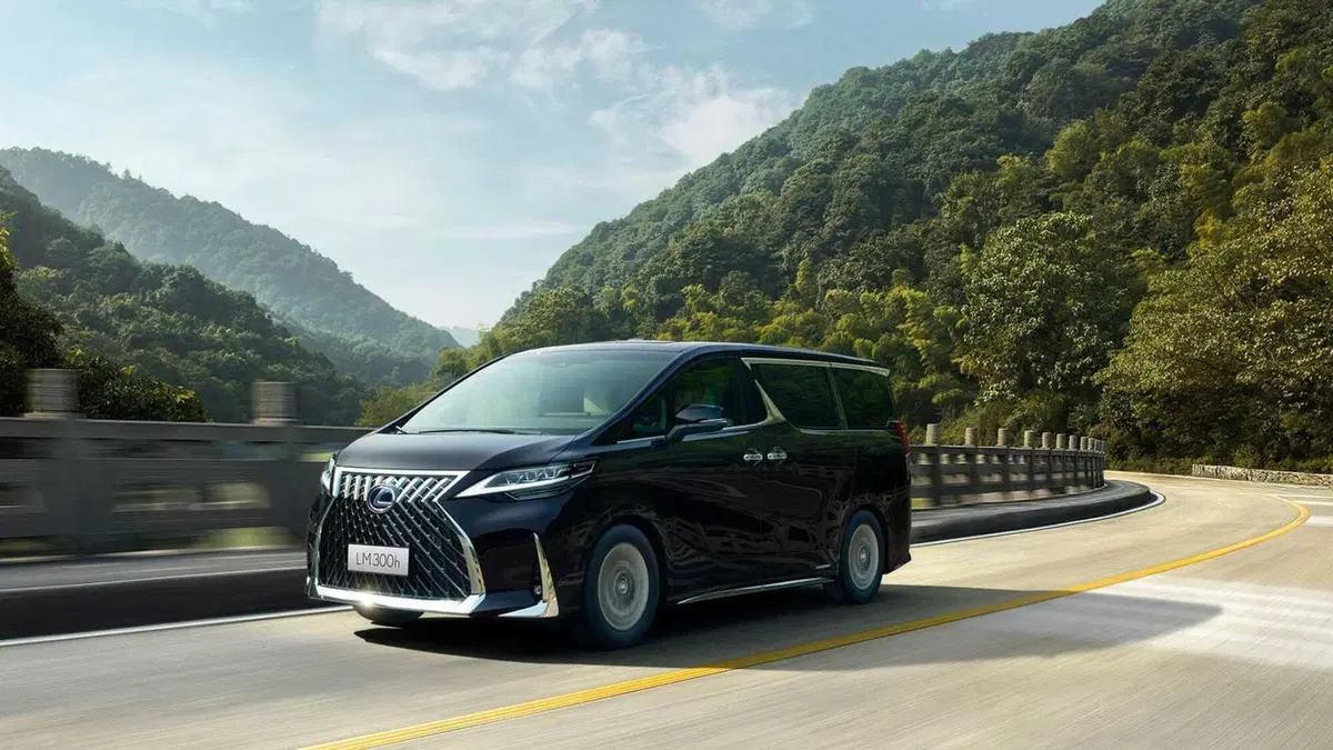 Lexus LM 2.5 hybrid Luxury 4p.ti auto (2)