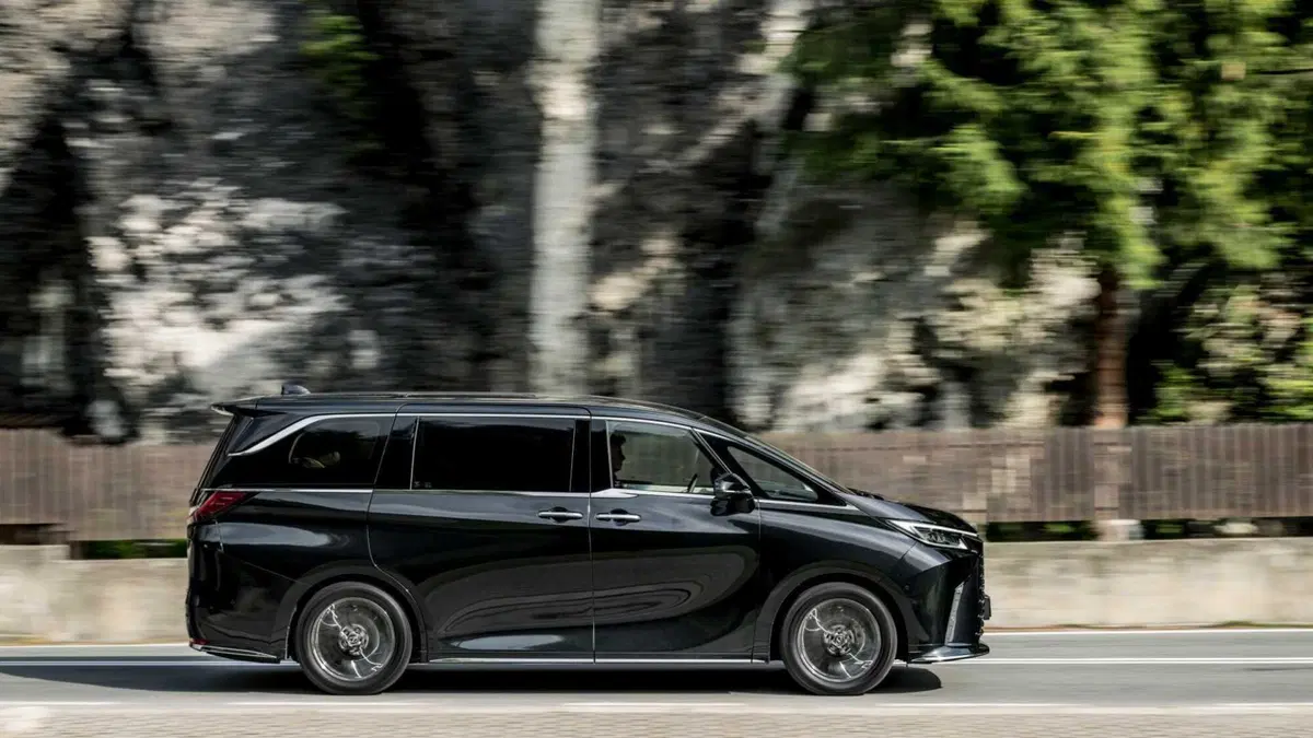 Lexus LM 2.5 hybrid Luxury 4p.ti auto (4)