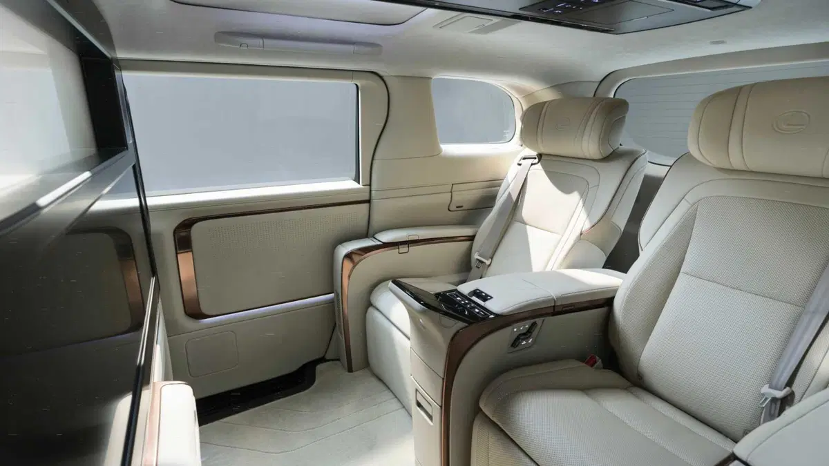 Lexus LM 2.5 hybrid Luxury 4p.ti auto (12)