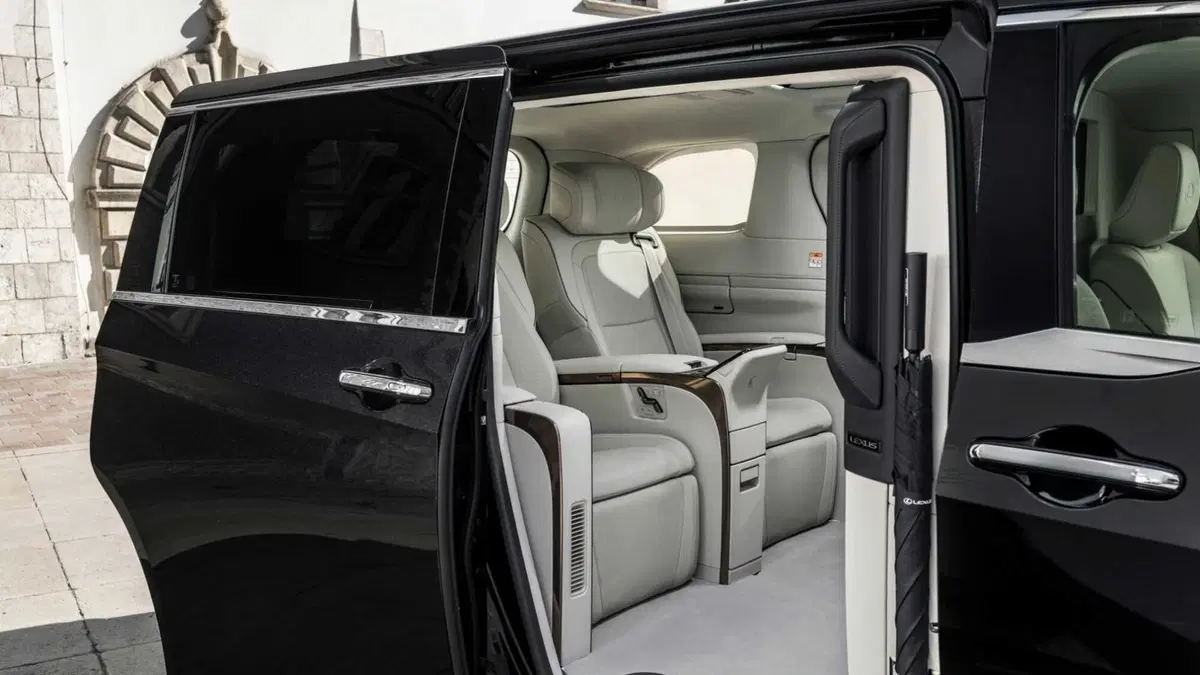 Lexus LM 2.5 hybrid Luxury 4p.ti auto (14)