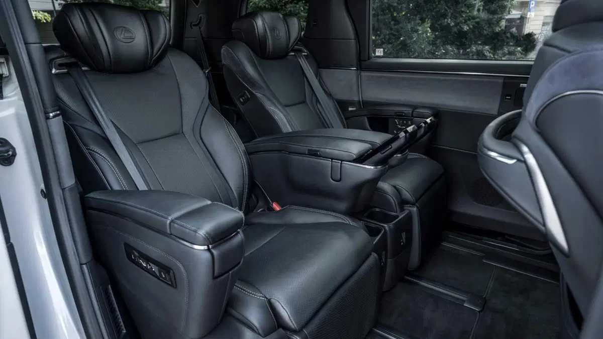 Lexus LM (12)