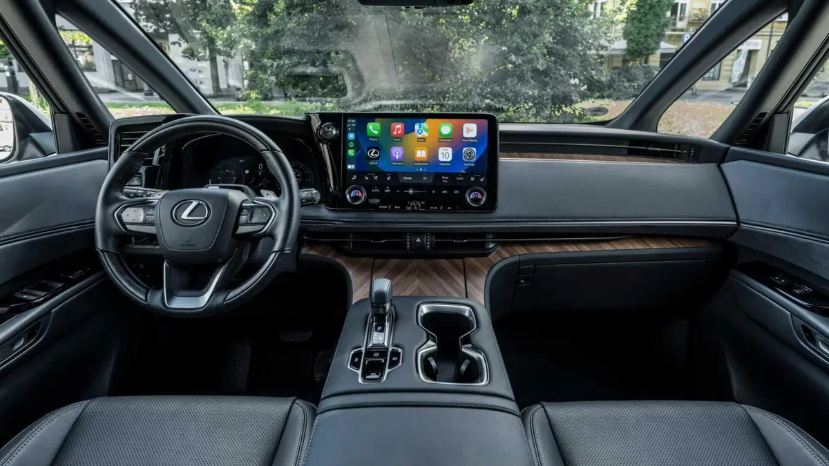 Lexus LM (7)
