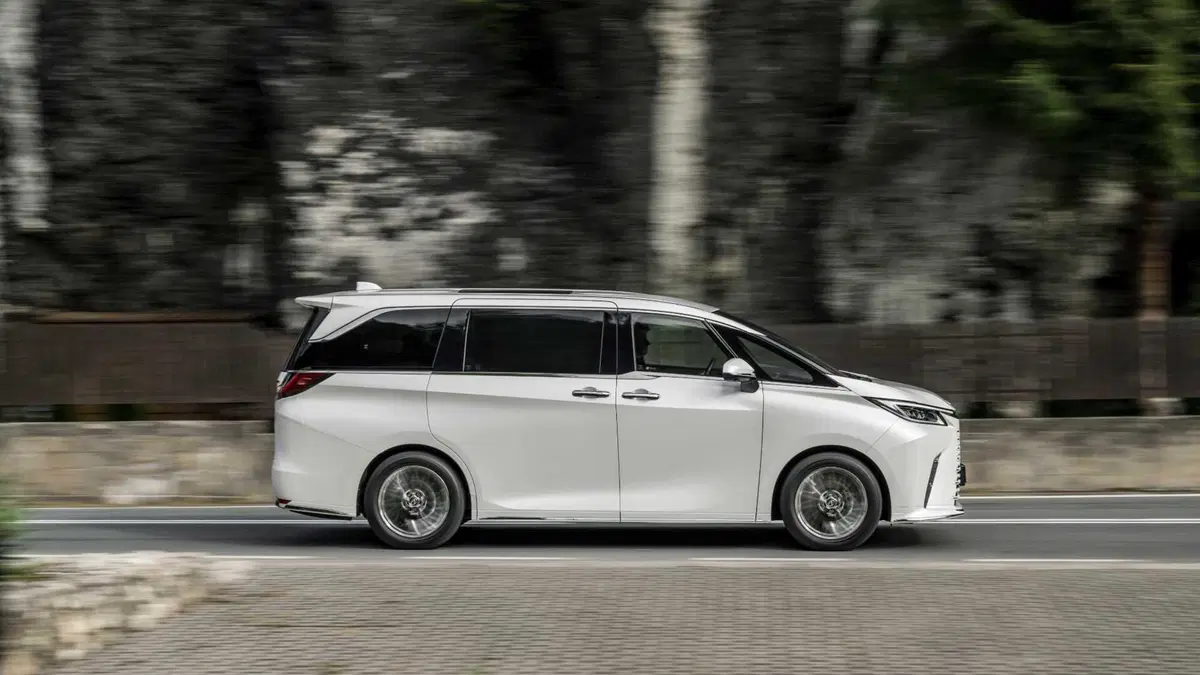 Lexus LM (4)