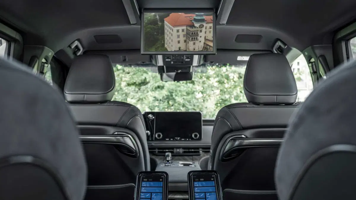 Lexus LM (10)