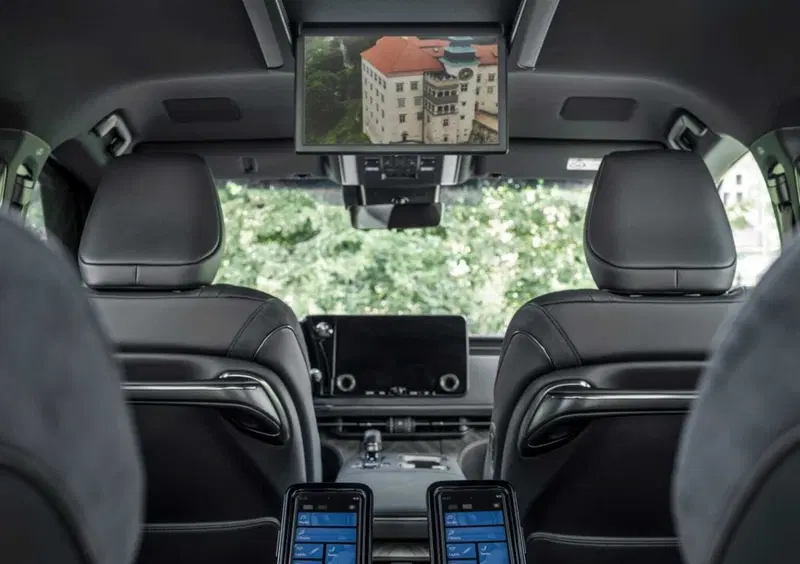 Lexus LM (10)