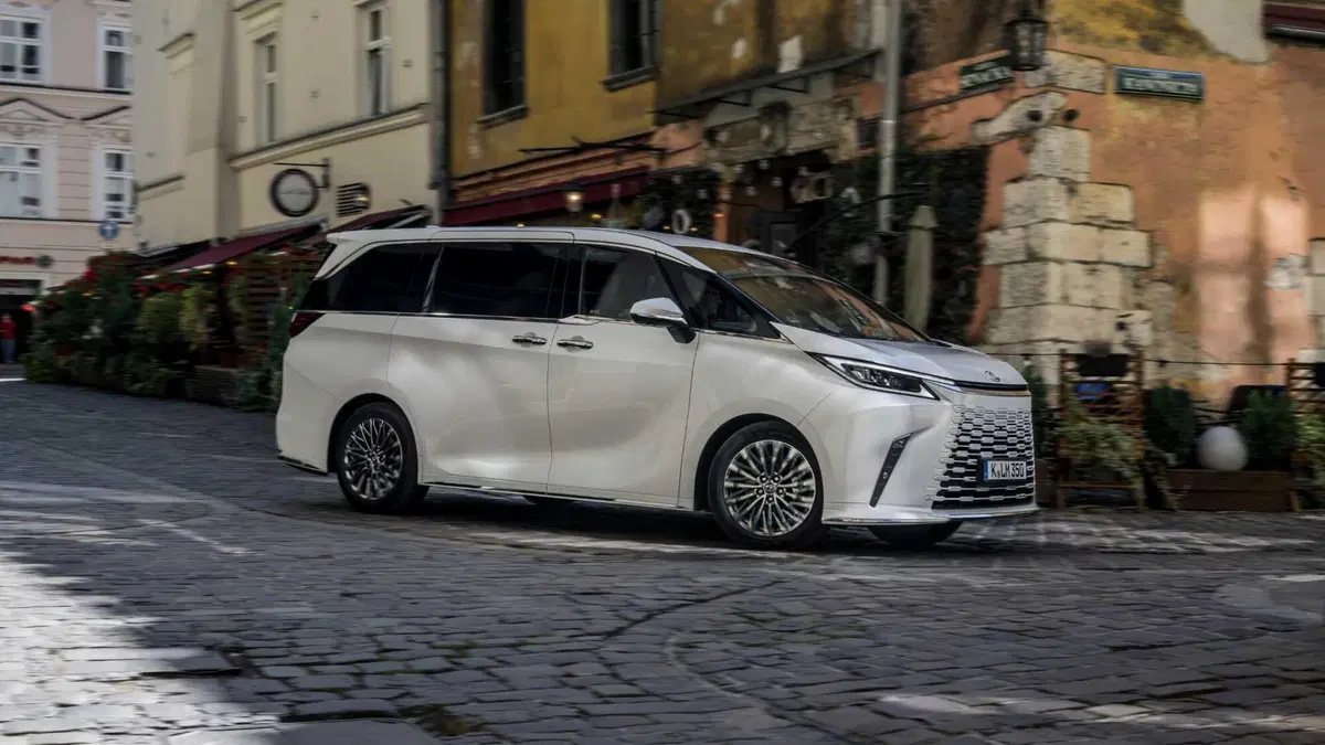 Lexus LM (3)