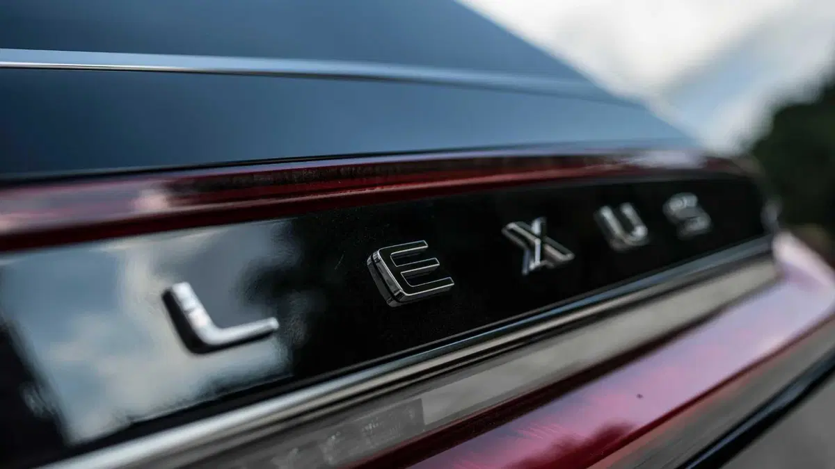 Lexus LM 2.5 hybrid Luxury 4p.ti auto (23)