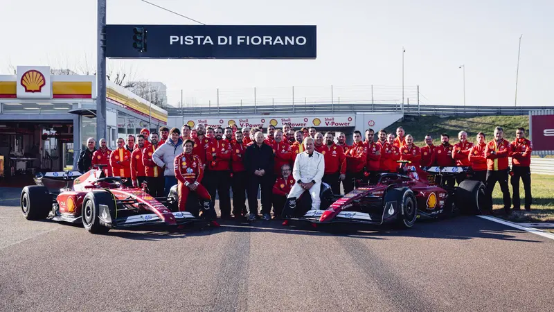 F1. Carlos Sainz dice addio alla Ferrari: ultima giornata in pista a Fiorano con il padre a bordo della F1-75 e la 735 LM