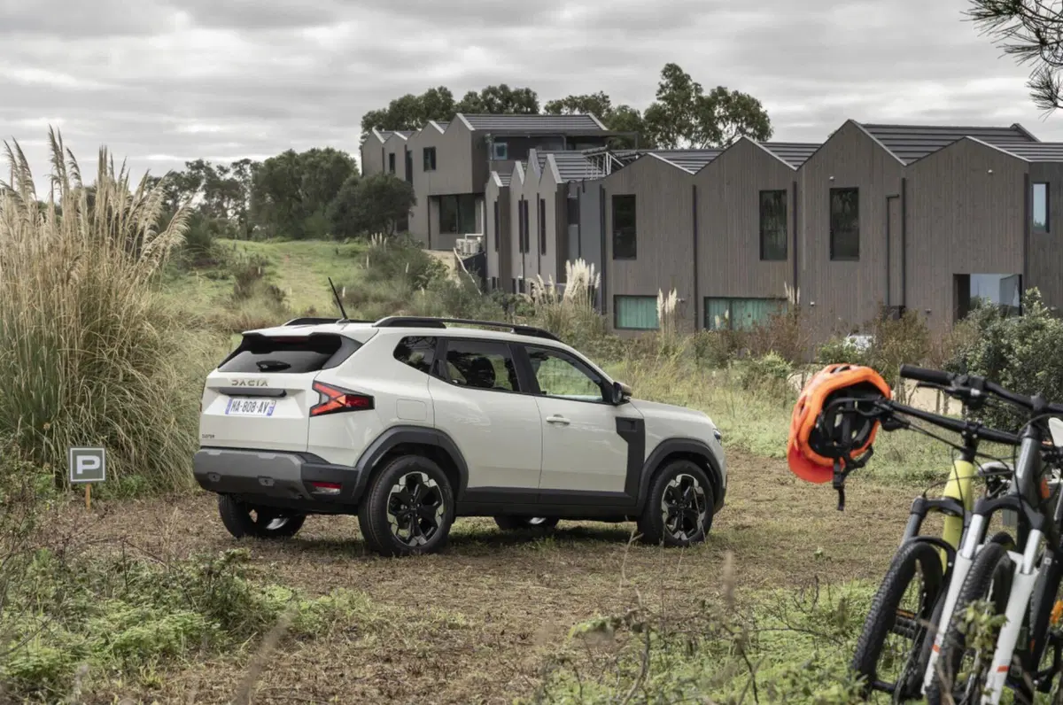 Nuova Dacia Duster 2024: motorizzazioni, allestimenti, optional e prezzi. Guida all’acquisto (17)