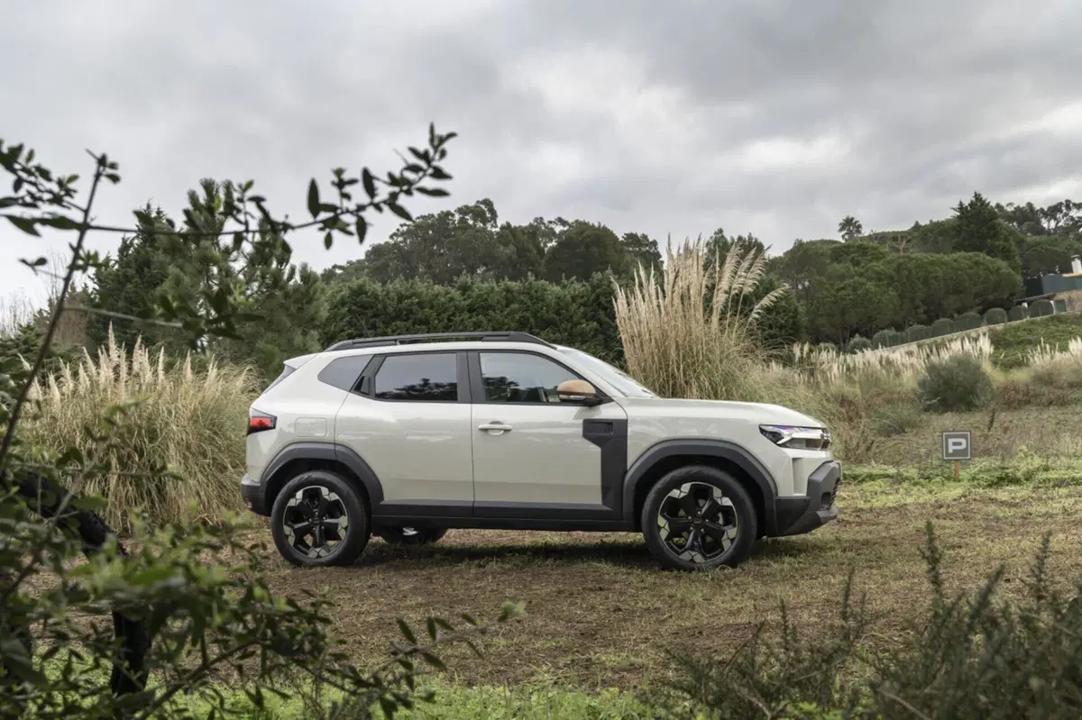 Nuova Dacia Duster 2024: motorizzazioni, allestimenti, optional e prezzi. Guida all’acquisto (16)
