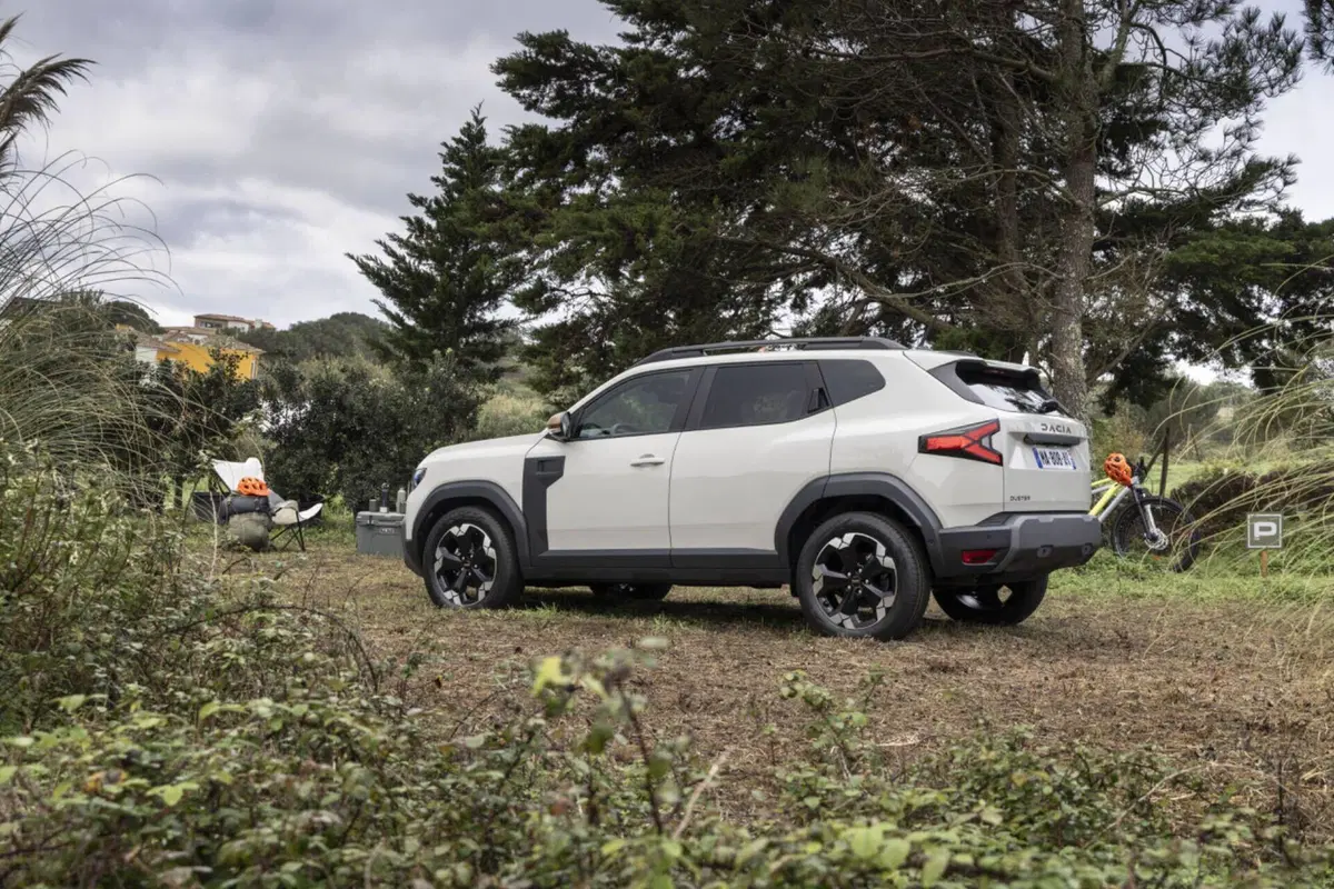 Nuova Dacia Duster 2024: motorizzazioni, allestimenti, optional e prezzi. Guida all’acquisto (25)