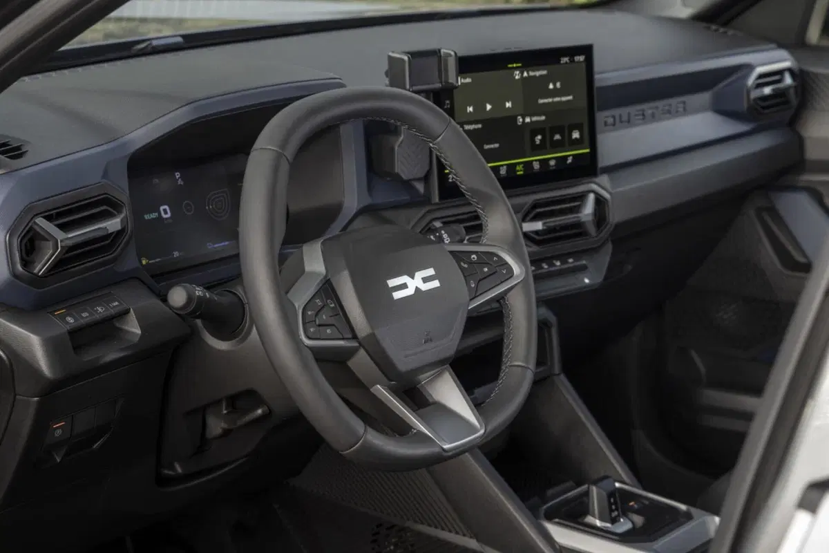 Nuova Dacia Duster 2024: motorizzazioni, allestimenti, optional e prezzi. Guida all’acquisto (35)