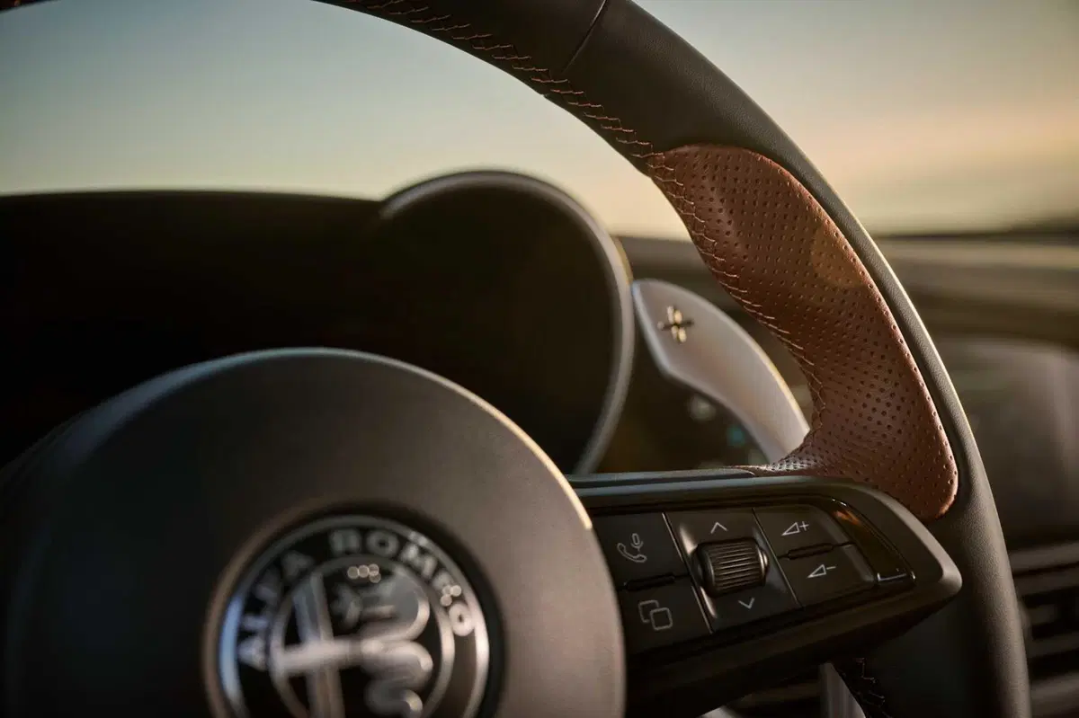 Alfa Romeo Giulia e Stelvio Intensa: finiture oro e dotazioni top [VIDEO] (4)