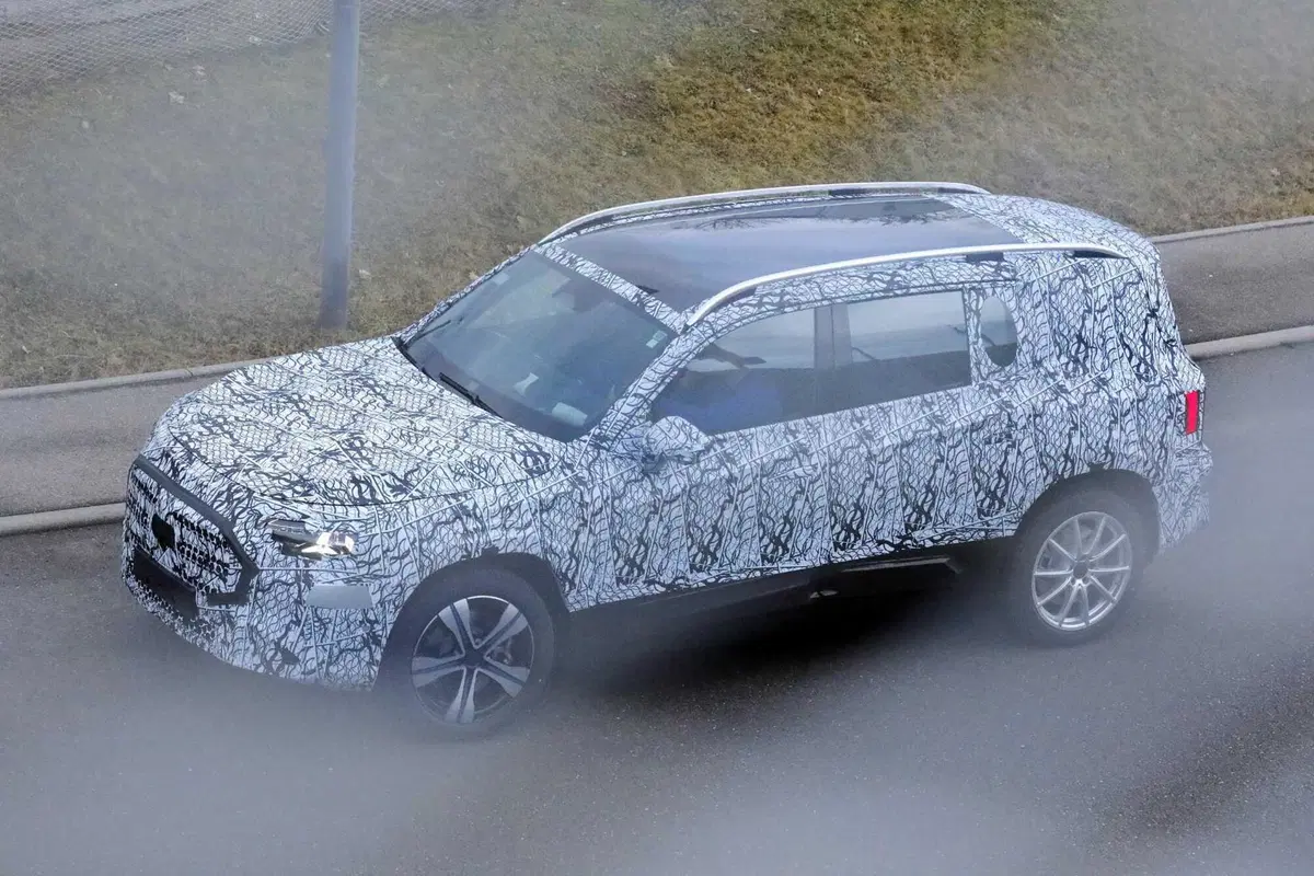 Mercedes GLB: la prossima generazione arriverà nel 2026 [Foto Spia] (4)