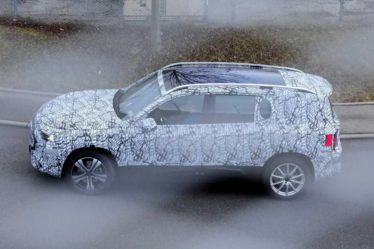 Mercedes GLB: la prossima generazione arriverà nel 2026 [Foto Spia] (6)