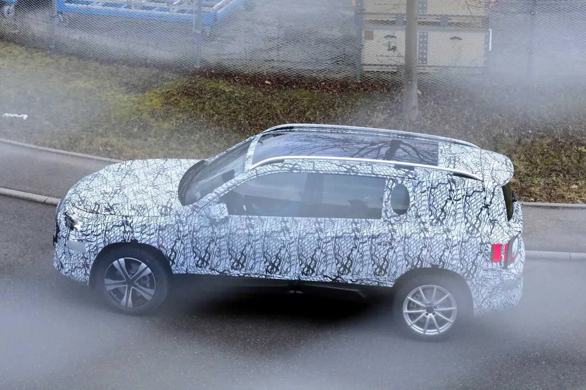 Mercedes GLB: la prossima generazione arriverà nel 2026 [Foto Spia] (7)