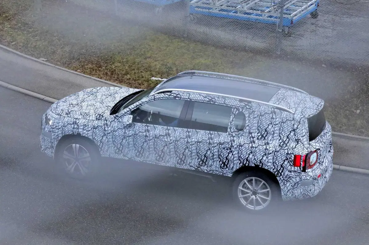 Mercedes GLB: la prossima generazione arriverà nel 2026 [Foto Spia] (8)