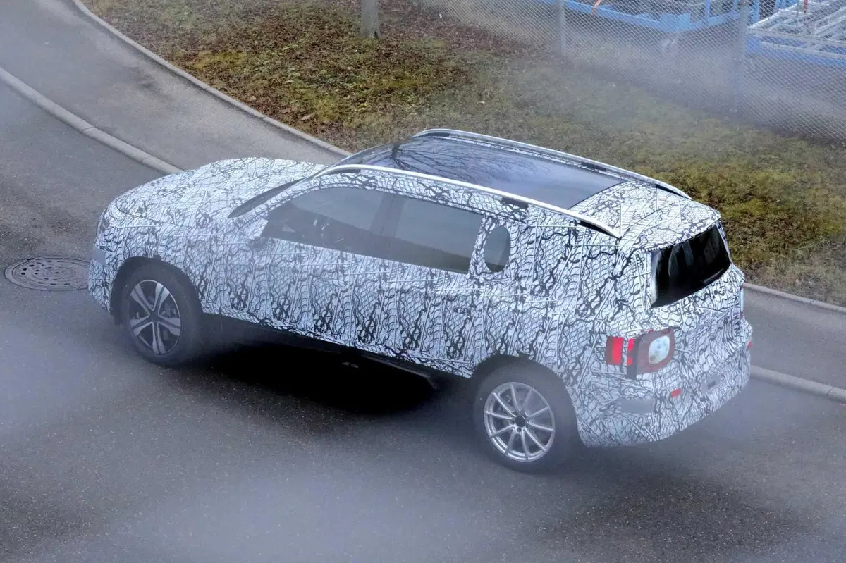 Mercedes GLB: la prossima generazione arriverà nel 2026 [Foto Spia] (9)