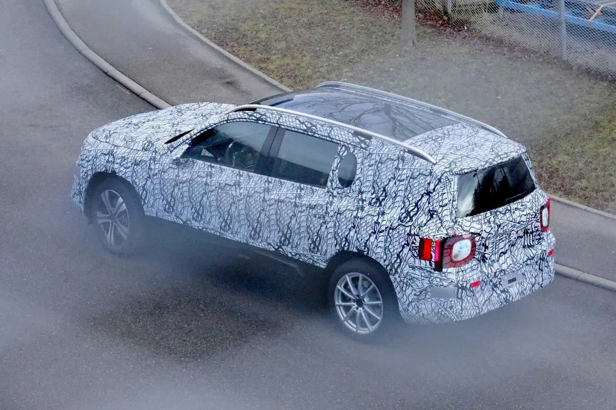 Mercedes GLB: la prossima generazione arriverà nel 2026 [Foto Spia] (10)