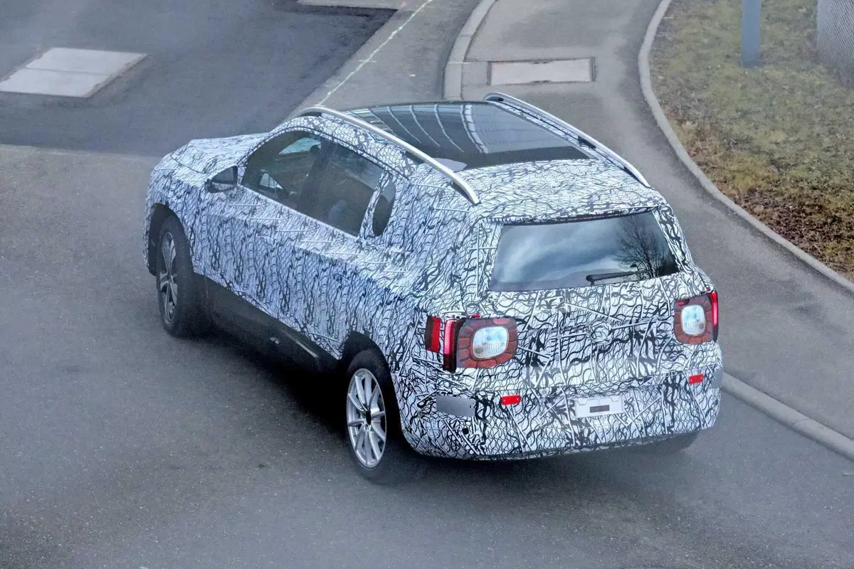 Mercedes GLB: la prossima generazione arriverà nel 2026 [Foto Spia] (11)