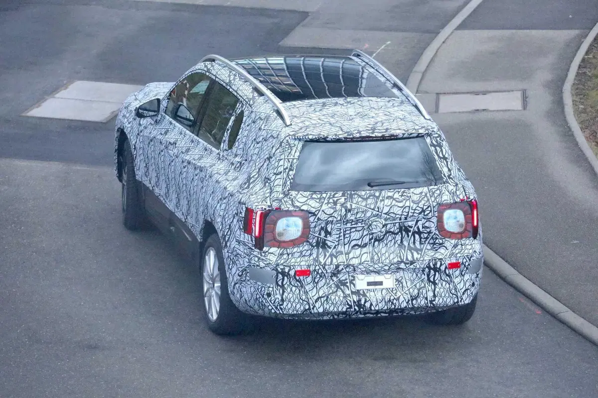 Mercedes GLB: la prossima generazione arriverà nel 2026 [Foto Spia] (12)
