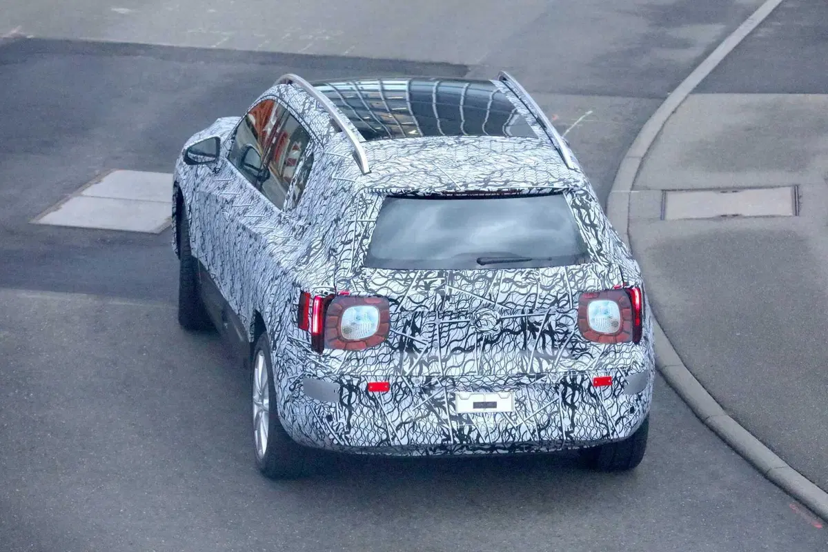 Mercedes GLB: la prossima generazione arriverà nel 2026 [Foto Spia] (13)