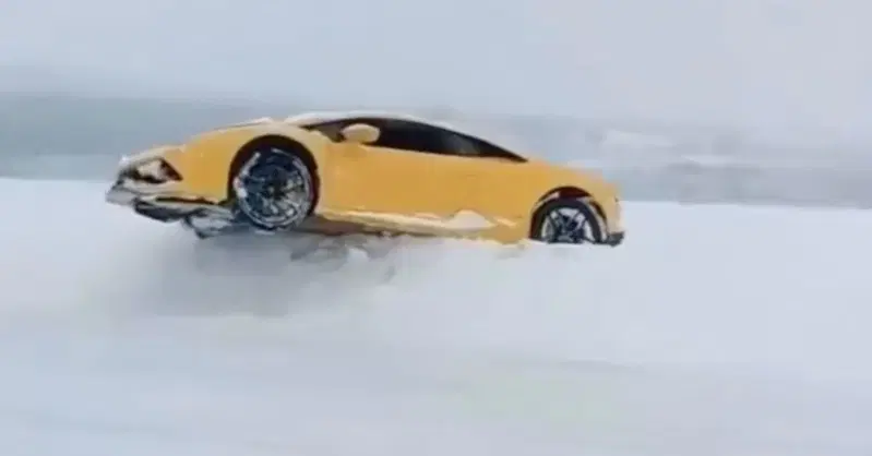 Lamborghini sulla neve, ma sembra sospesa nel'aria. E in effetti...
