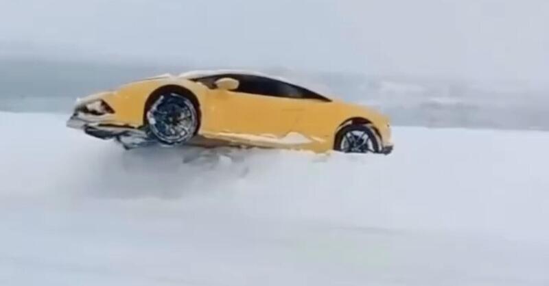 Lamborghini sulla neve, ma sembra sospesa nel&#039;aria. E in effetti...