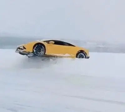 Lamborghini sulla neve, ma sembra sospesa nel'aria. E in effetti...