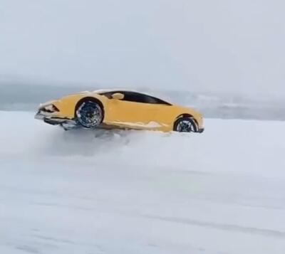 Lamborghini sulla neve, ma sembra sospesa nel&#039;aria. E in effetti...