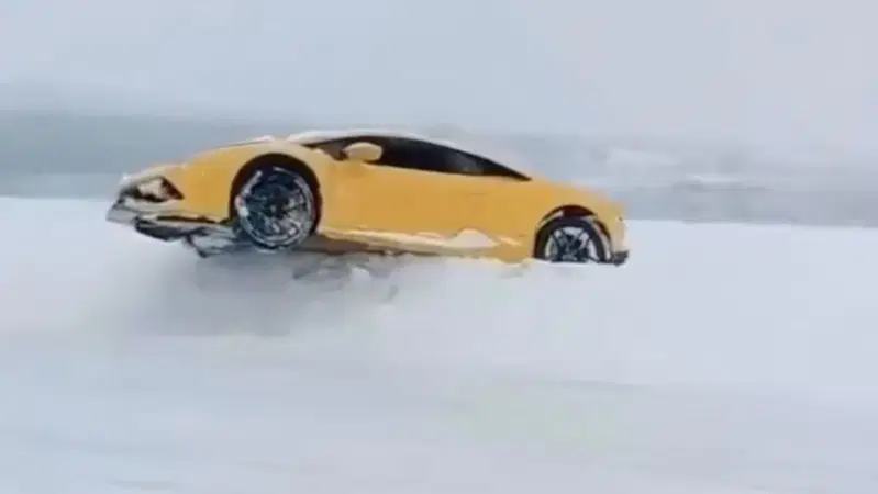 Lamborghini sulla neve, ma sembra sospesa nel'aria. E in effetti...