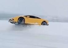 Lamborghini sulla neve, ma sembra sospesa nel'aria. E in effetti...